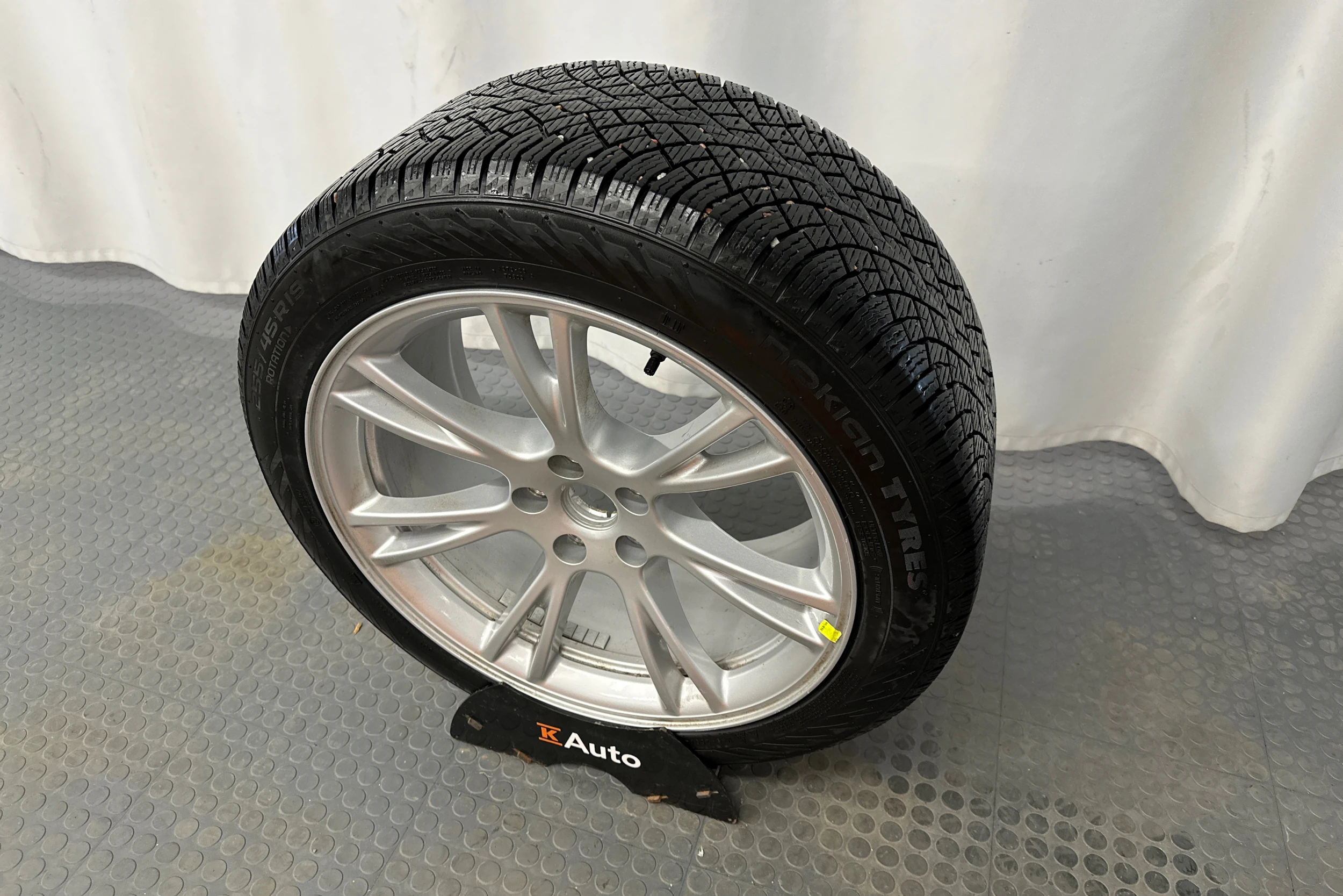 valkoinen Tesla Model Y 2024 kuva 13.