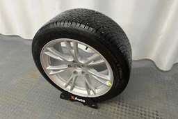 valkoinen Tesla Model Y 2024 kuva 13.