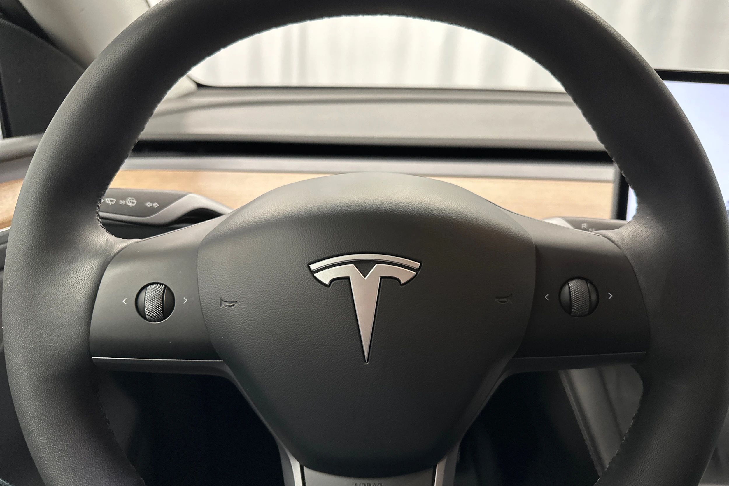 valkoinen Tesla Model Y 2024 kuva 15.