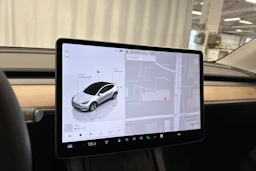 valkoinen Tesla Model Y 2024 kuva 16.