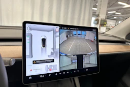 valkoinen Tesla Model Y 2024 kuva 17.