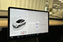 valkoinen Tesla Model Y 2024 kuva 18.