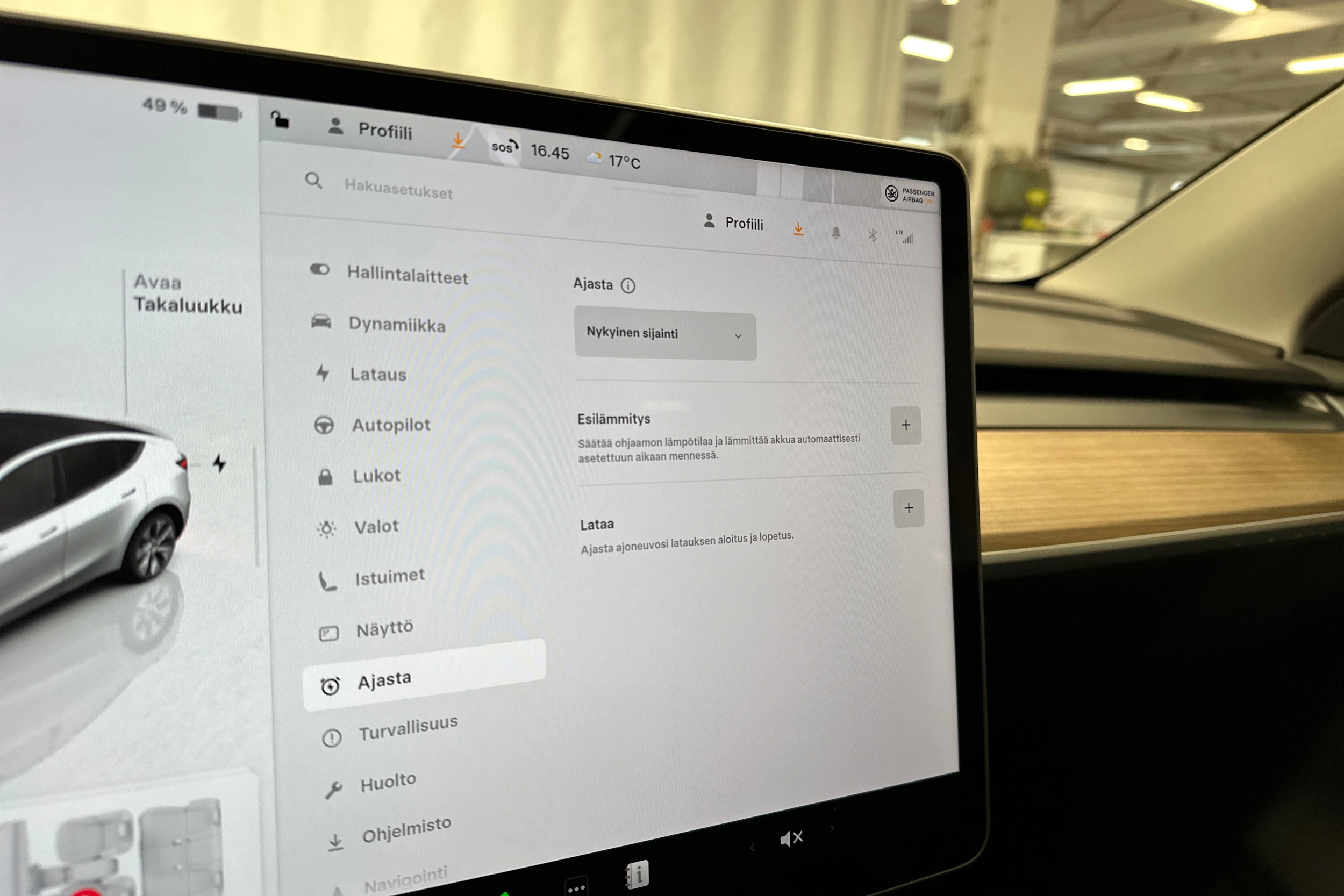 valkoinen Tesla Model Y 2024 kuva 19.