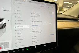 valkoinen Tesla Model Y 2024 kuva 20.