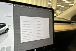 valkoinen Tesla Model Y 2024 kuva 21.