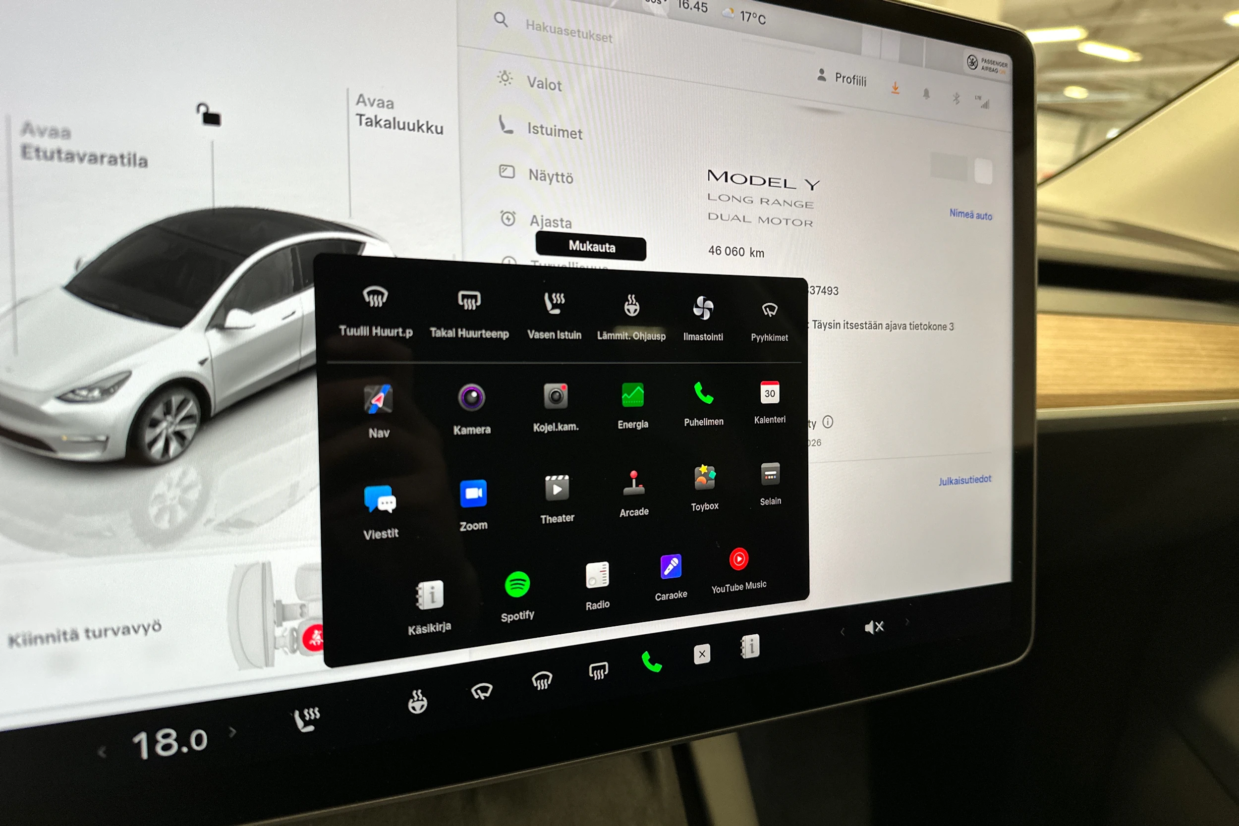 valkoinen Tesla Model Y 2024 kuva 22.