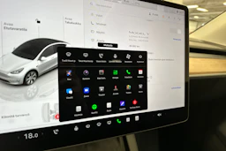 valkoinen Tesla Model Y 2024 kuva 22.