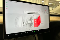 valkoinen Tesla Model Y 2024 kuva 23.