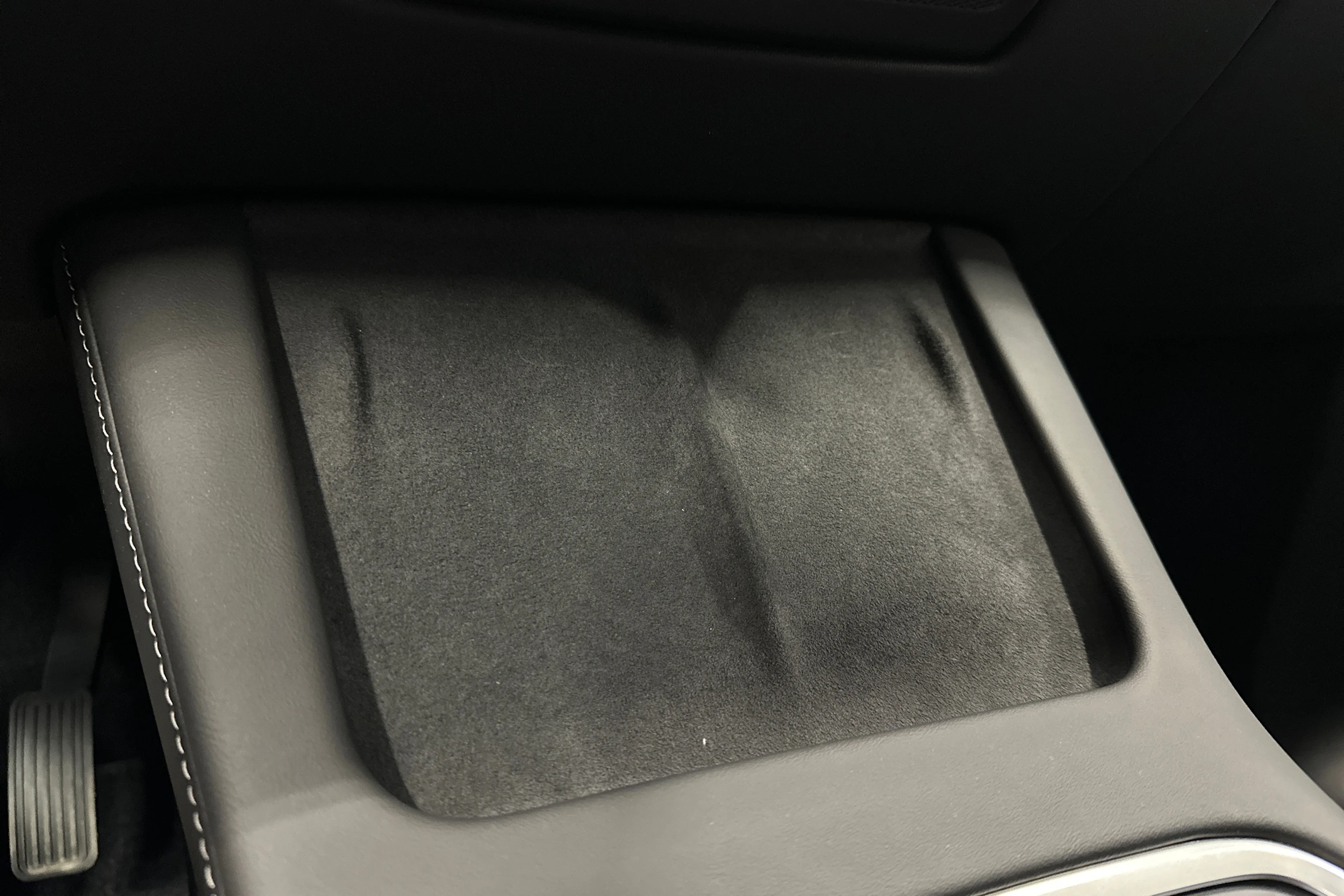 valkoinen Tesla Model Y 2024 kuva 24.