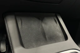 valkoinen Tesla Model Y 2024 kuva 24.