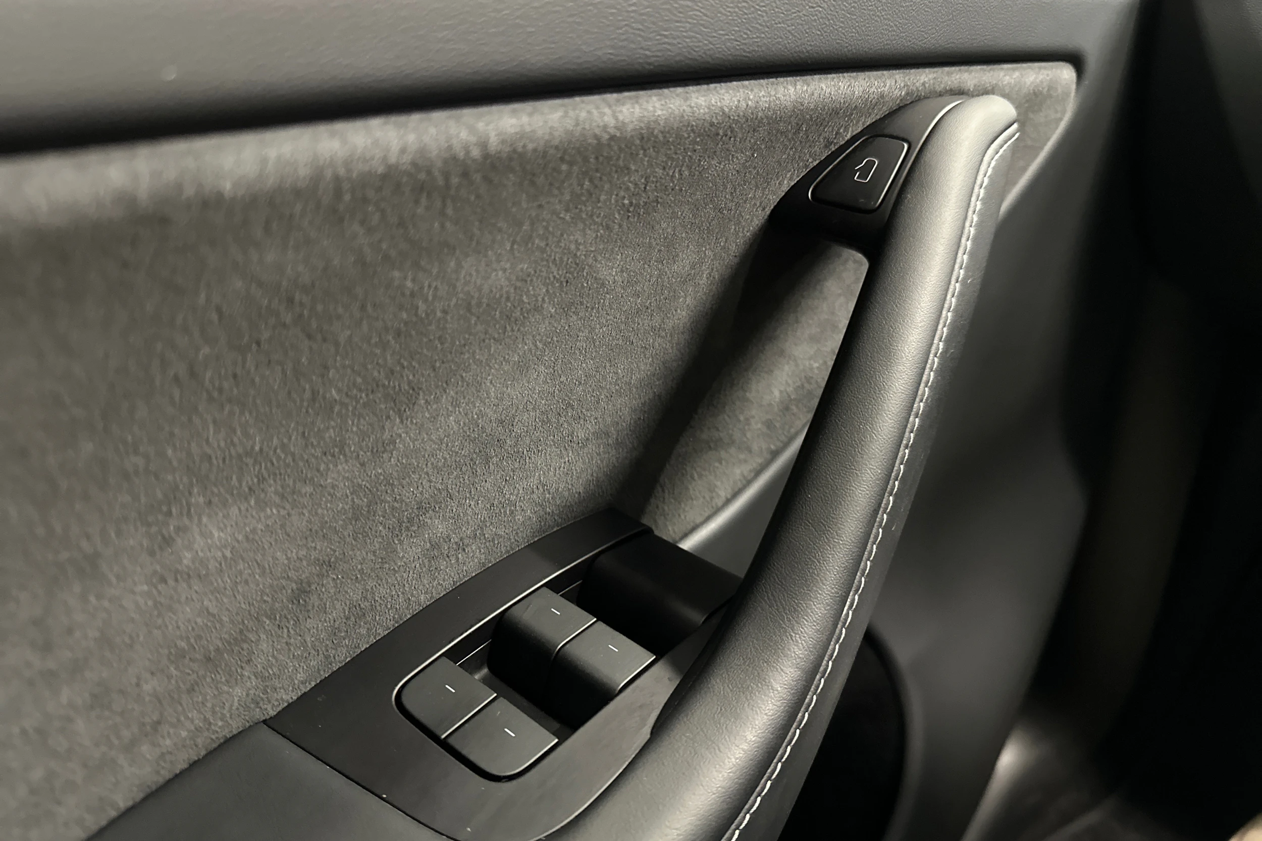 valkoinen Tesla Model Y 2024 kuva 25.