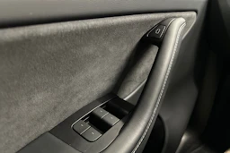 valkoinen Tesla Model Y 2024 kuva 25.