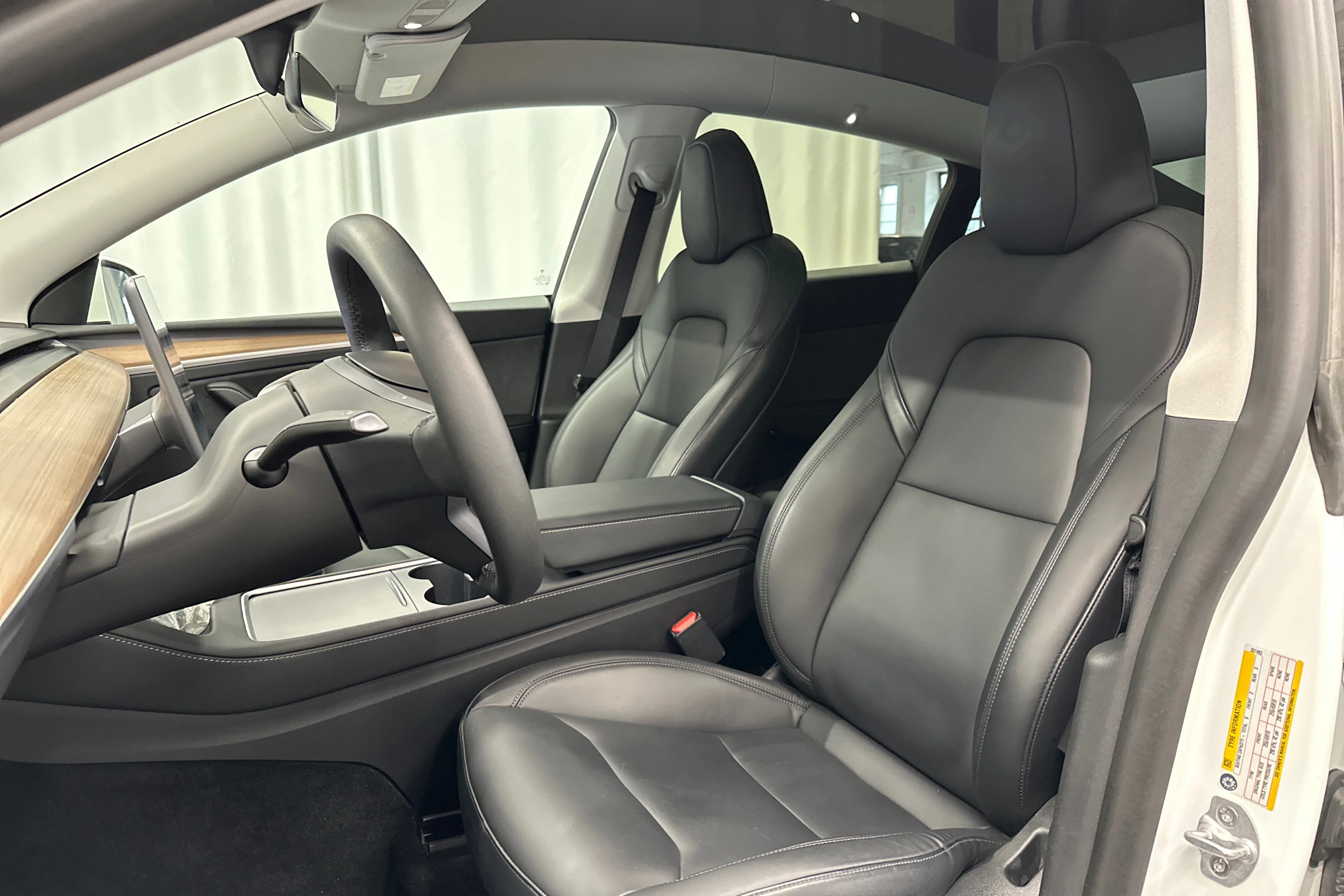 valkoinen Tesla Model Y 2024 kuva 26.