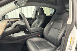 valkoinen Tesla Model Y 2024 kuva 26.