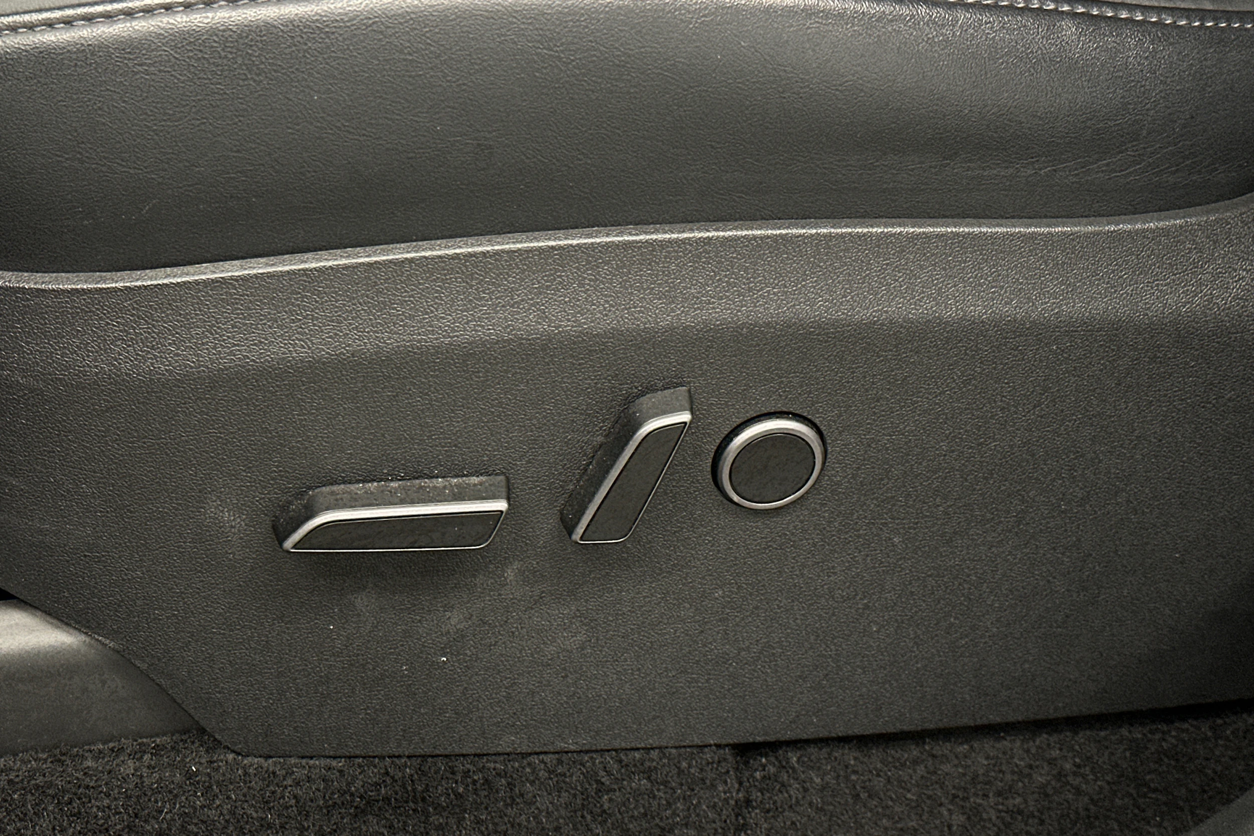 valkoinen Tesla Model Y 2024 kuva 27.