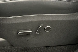 valkoinen Tesla Model Y 2024 kuva 27.