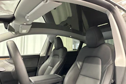 valkoinen Tesla Model Y 2024 kuva 28.