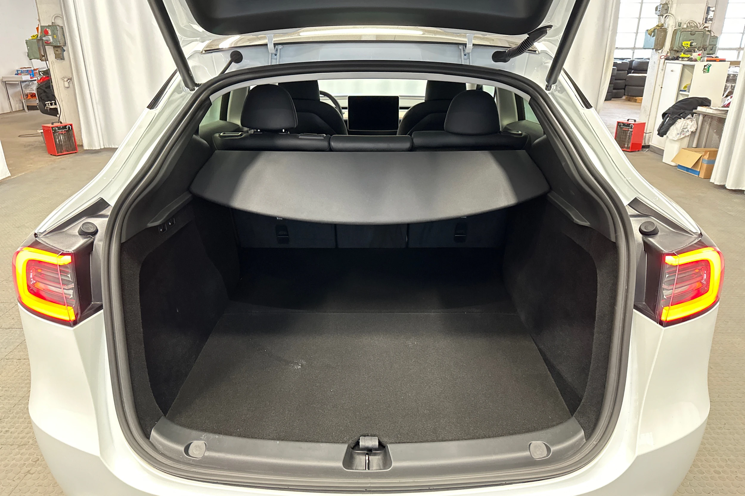 valkoinen Tesla Model Y 2024 kuva 29.