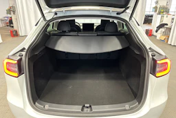 valkoinen Tesla Model Y 2024 kuva 29.