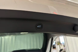 valkoinen Tesla Model Y 2024 kuva 30.