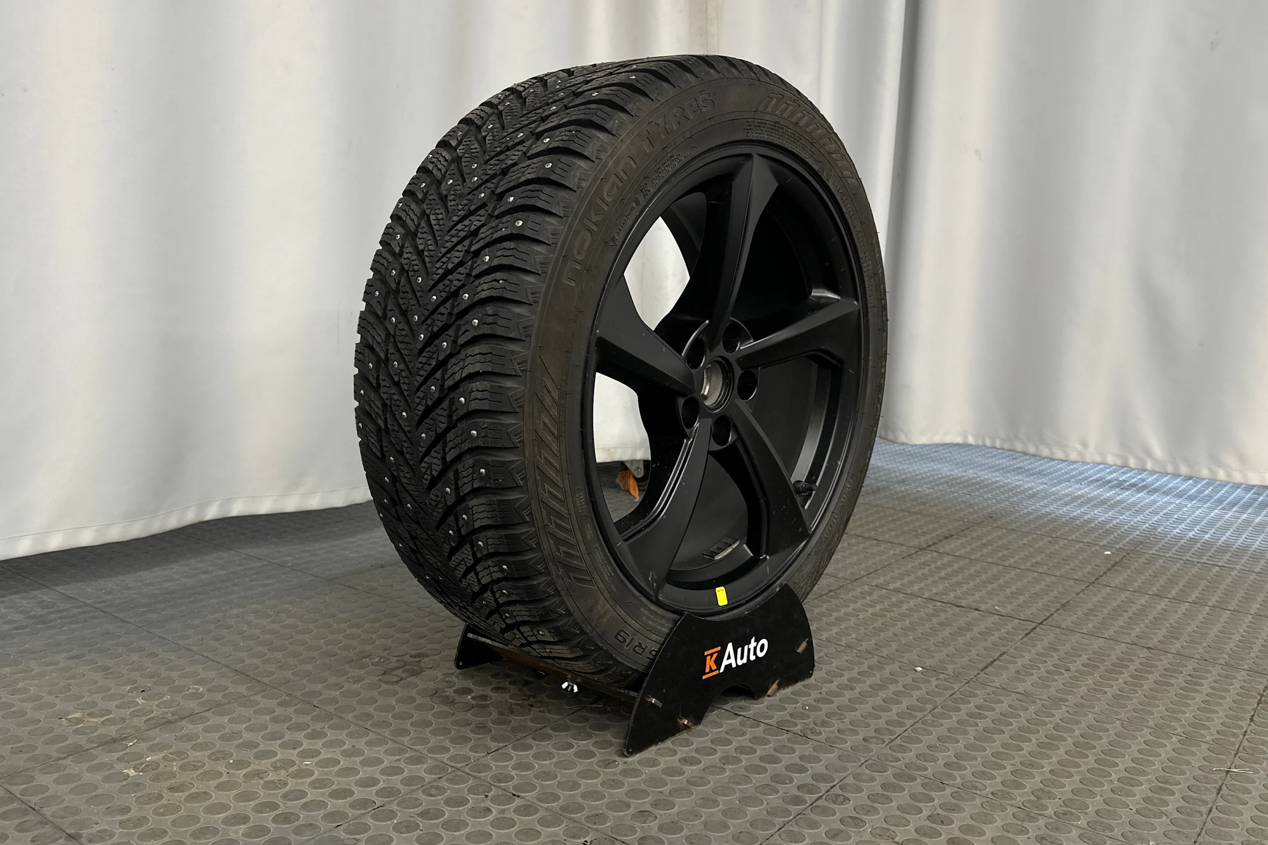 harmaa Tesla Model Y 2025 kuva 10.