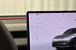 harmaa Tesla Model Y 2025 kuva 13.