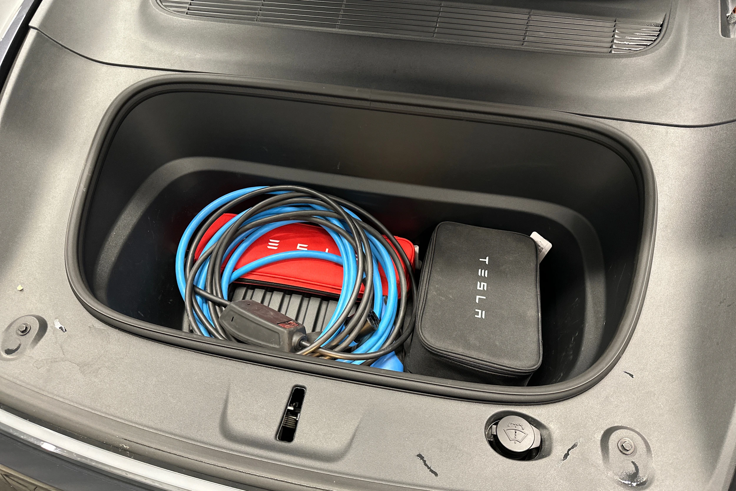 harmaa Tesla Model Y 2025 kuva 36.
