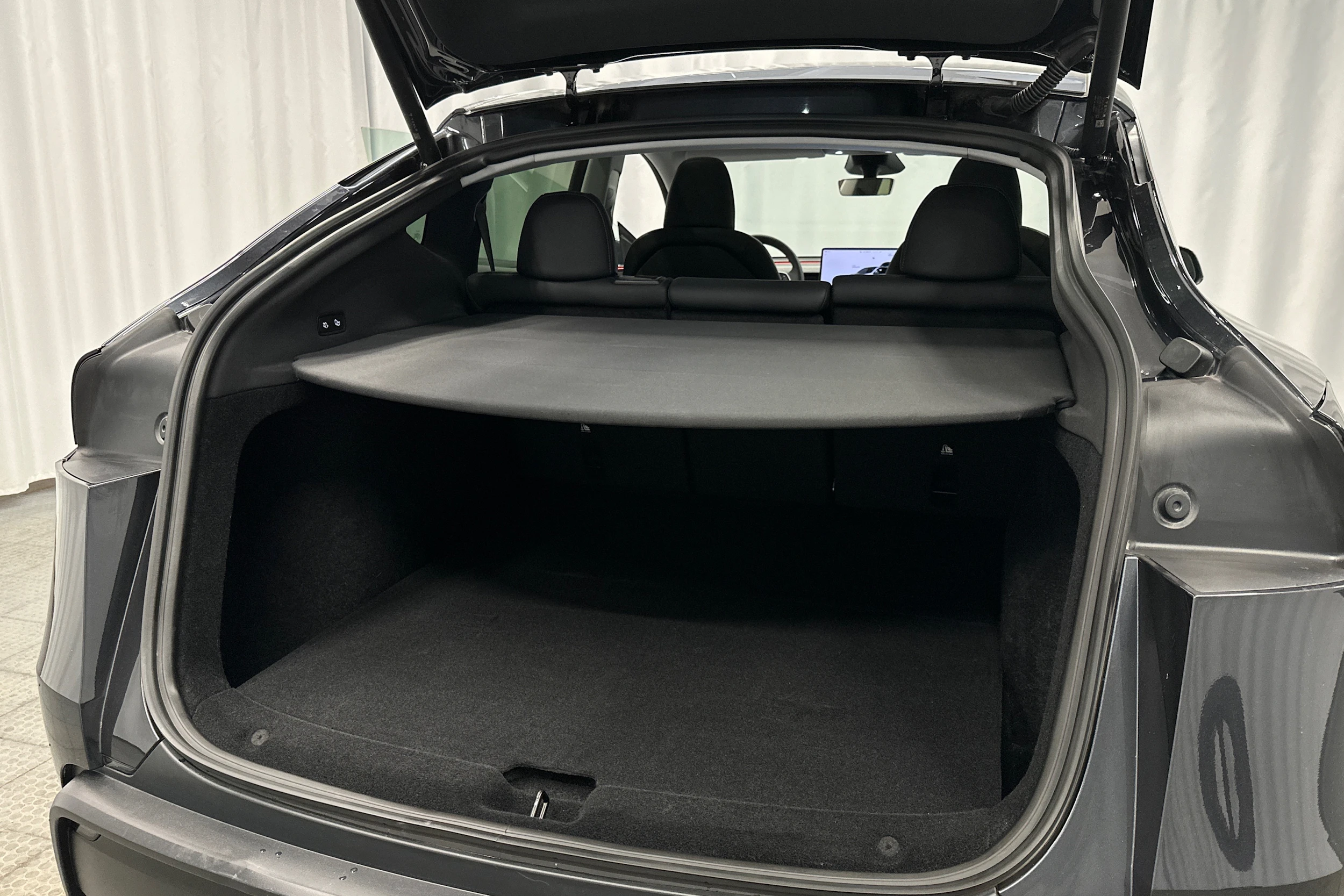 harmaa Tesla Model Y 2025 kuva 37.