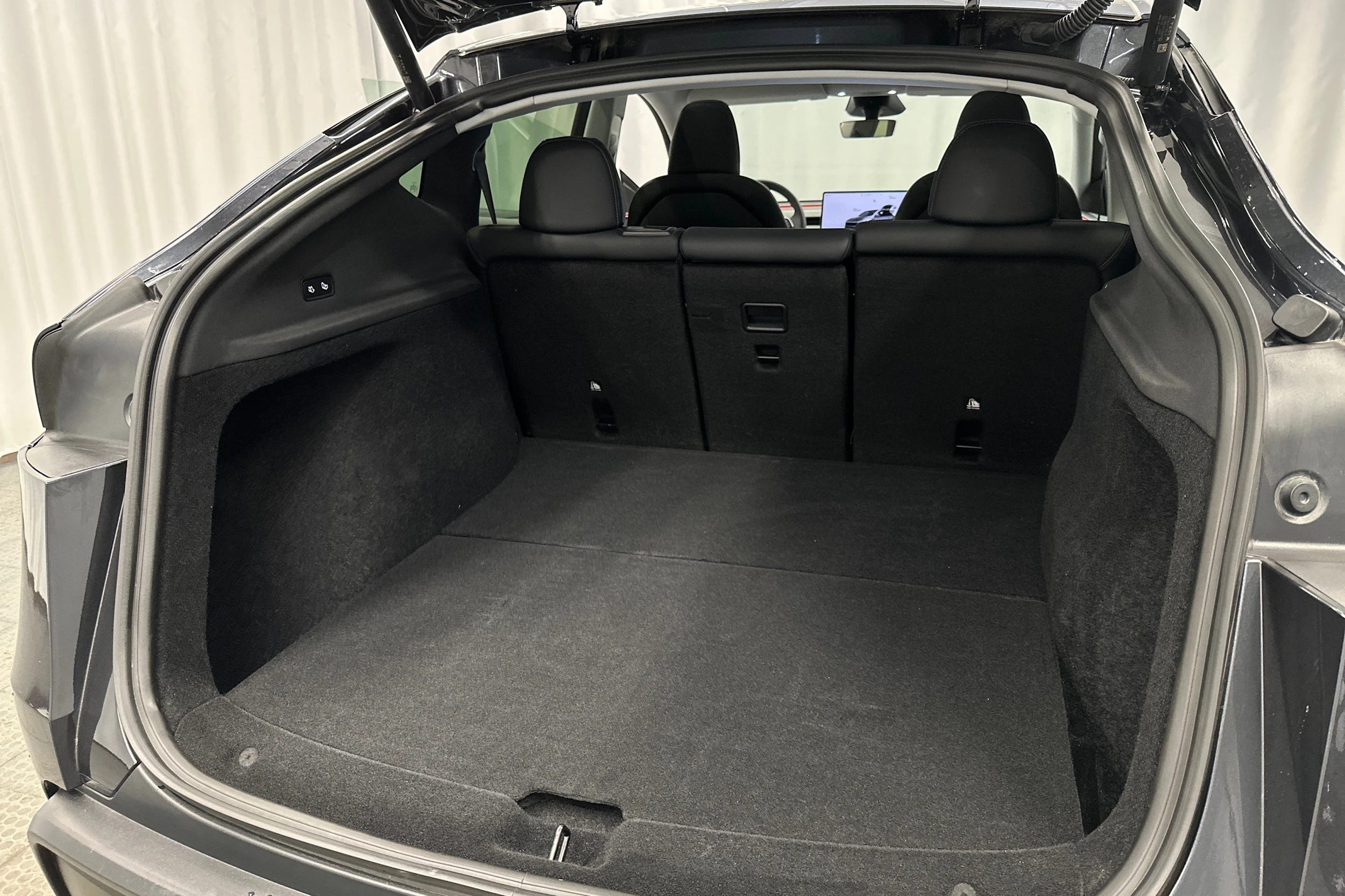 harmaa Tesla Model Y 2025 kuva 38.