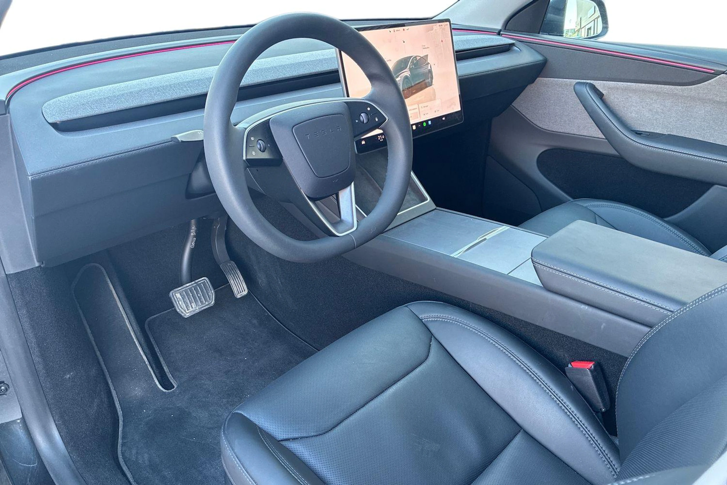harmaa Tesla Model Y 2025 kuva 3.