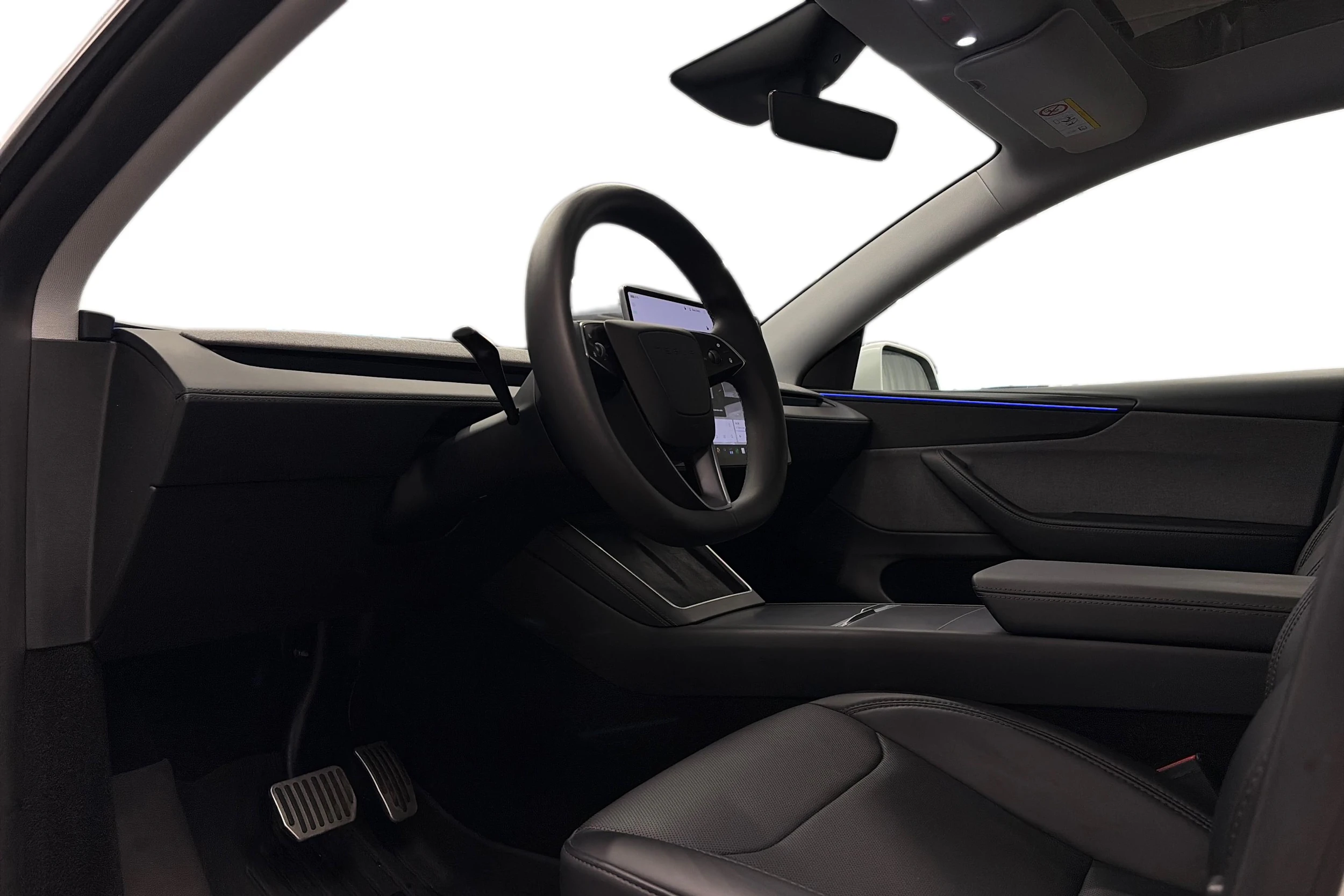 valkoinen Tesla Model Y 2025 kuva 6.