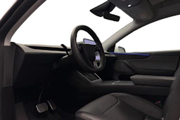 valkoinen Tesla Model Y 2025 kuva 6.