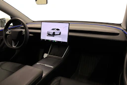 valkoinen Tesla Model Y 2025 kuva 7.