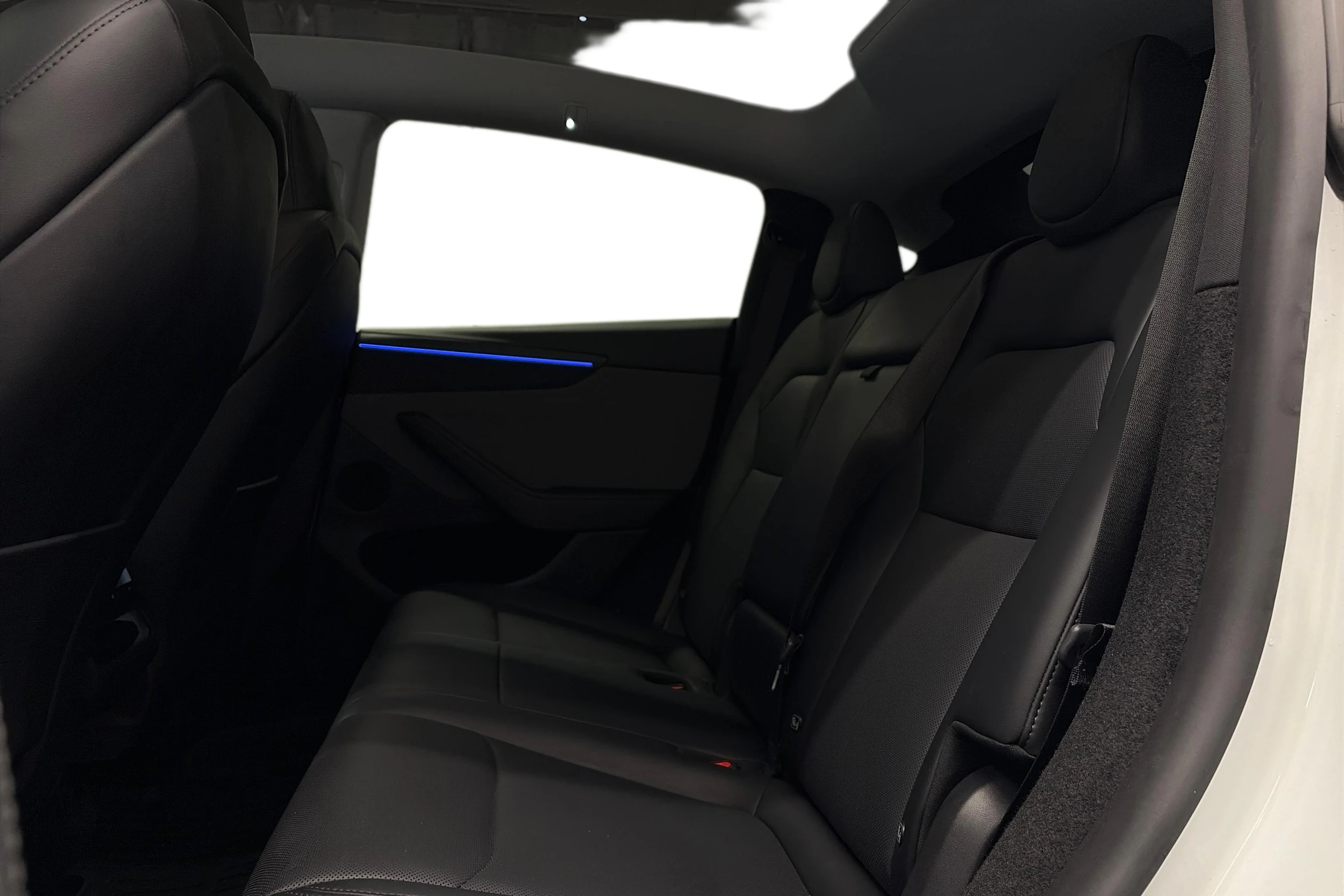valkoinen Tesla Model Y 2025 kuva 8.