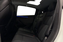 valkoinen Tesla Model Y 2025 kuva 8.