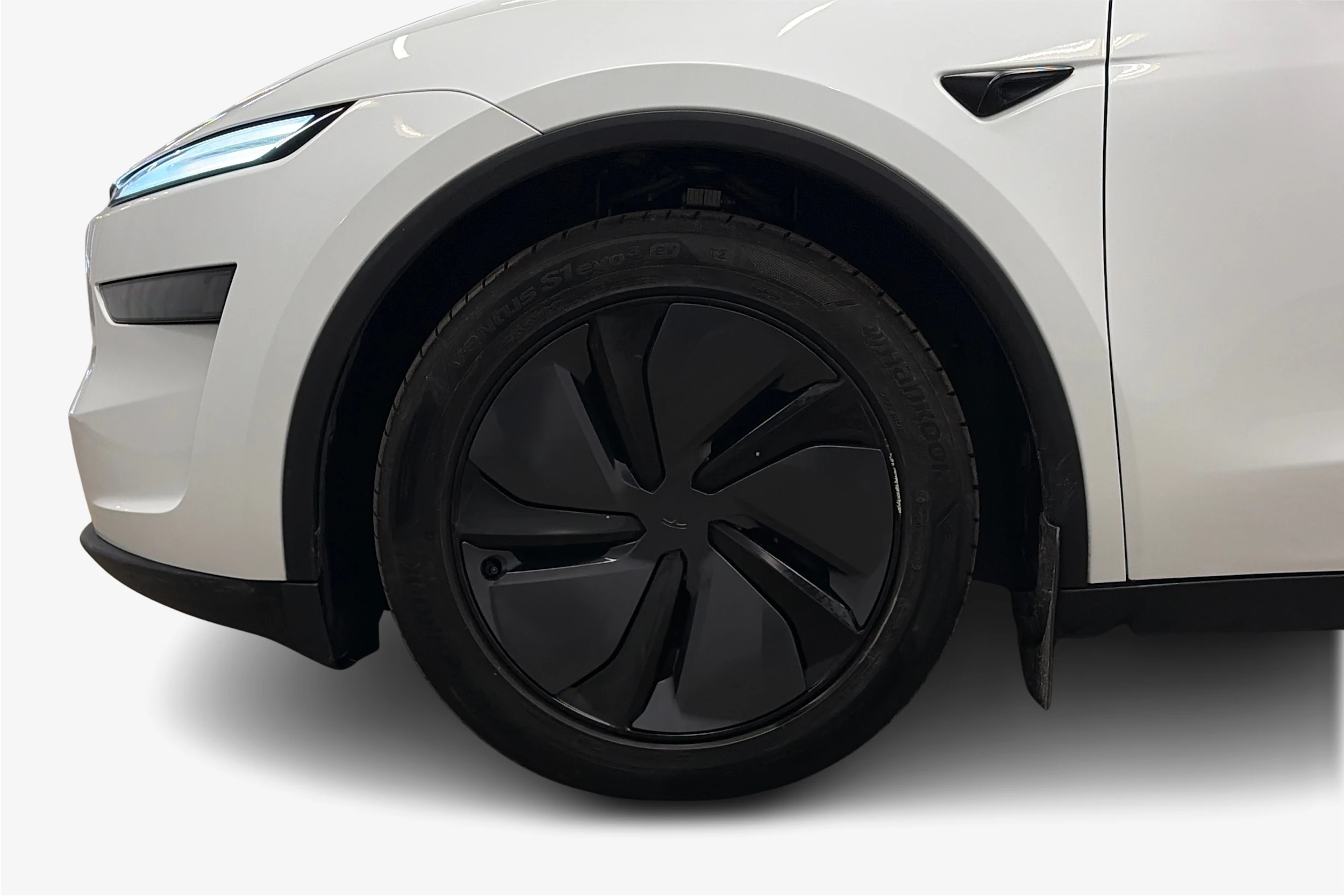 valkoinen Tesla Model Y 2025 kuva 9.