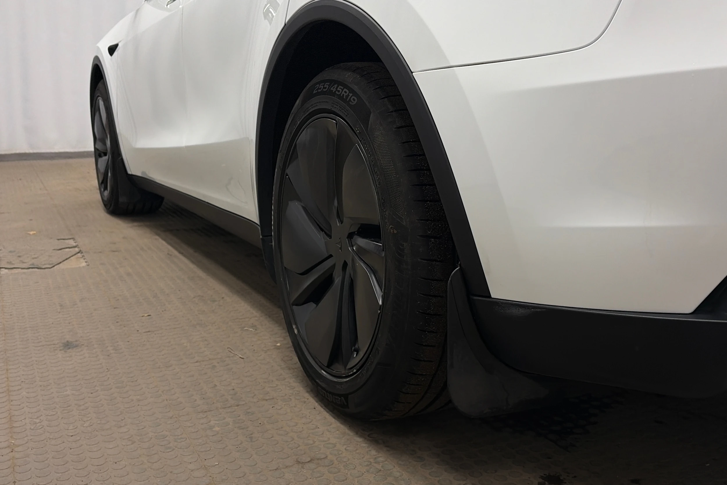 valkoinen Tesla Model Y 2025 kuva 10.