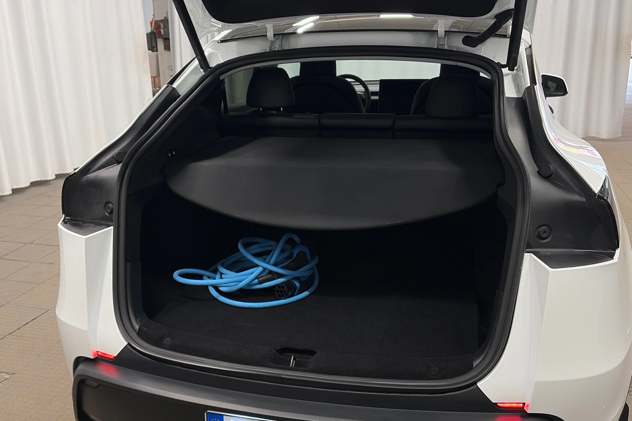 valkoinen Tesla Model Y 2025 kuva 11.