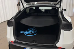 valkoinen Tesla Model Y 2025 kuva 11.