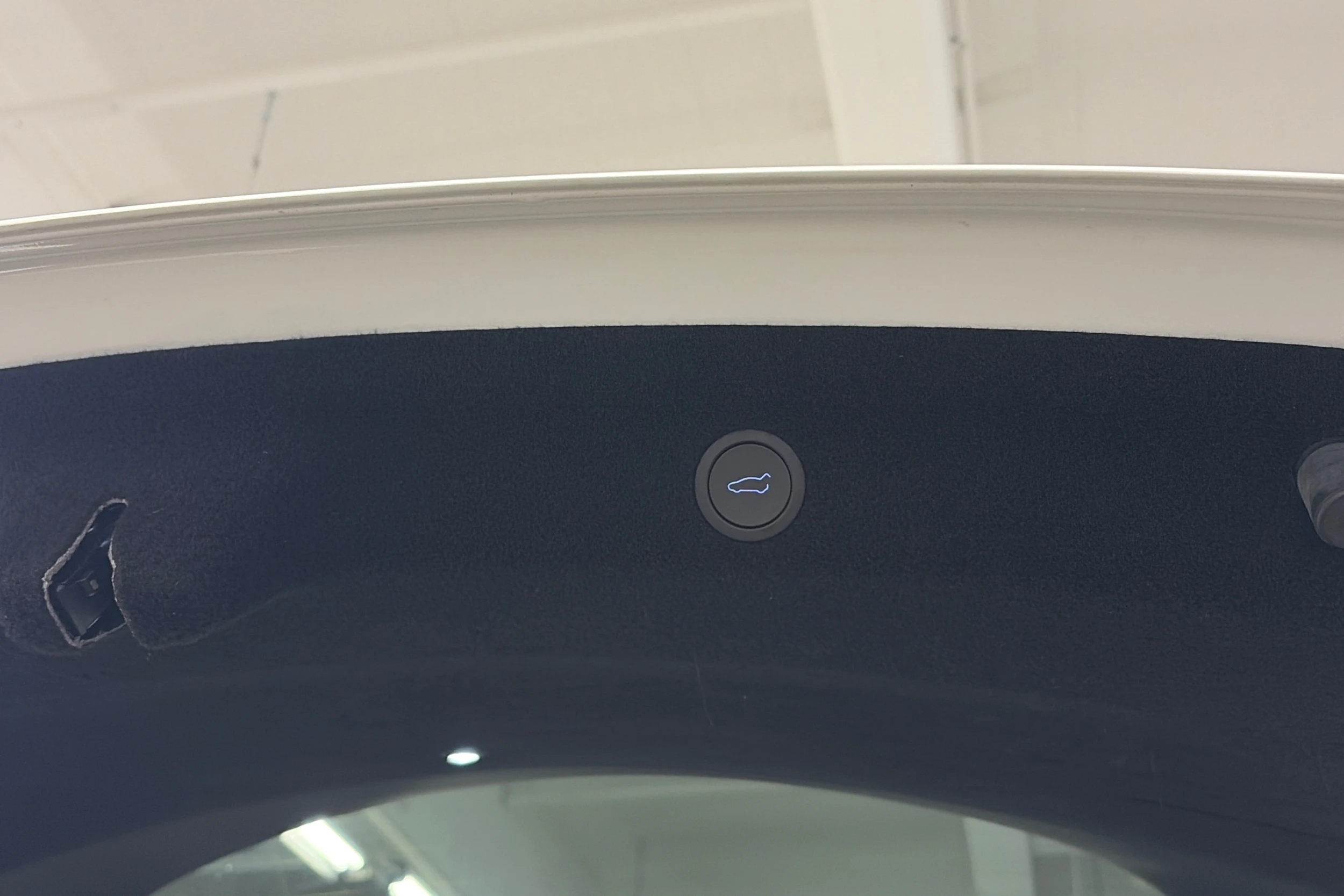 valkoinen Tesla Model Y 2025 kuva 12.