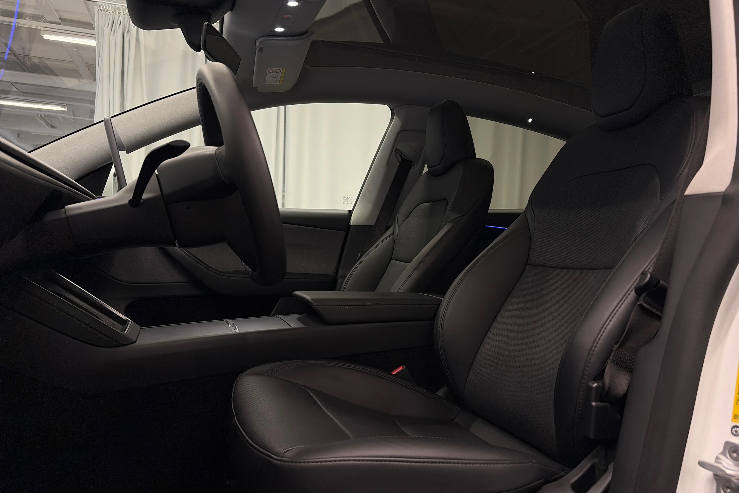 valkoinen Tesla Model Y 2025 kuva 13.