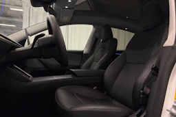 valkoinen Tesla Model Y 2025 kuva 13.