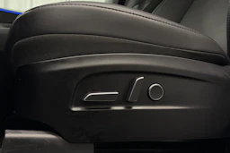 valkoinen Tesla Model Y 2025 kuva 14.