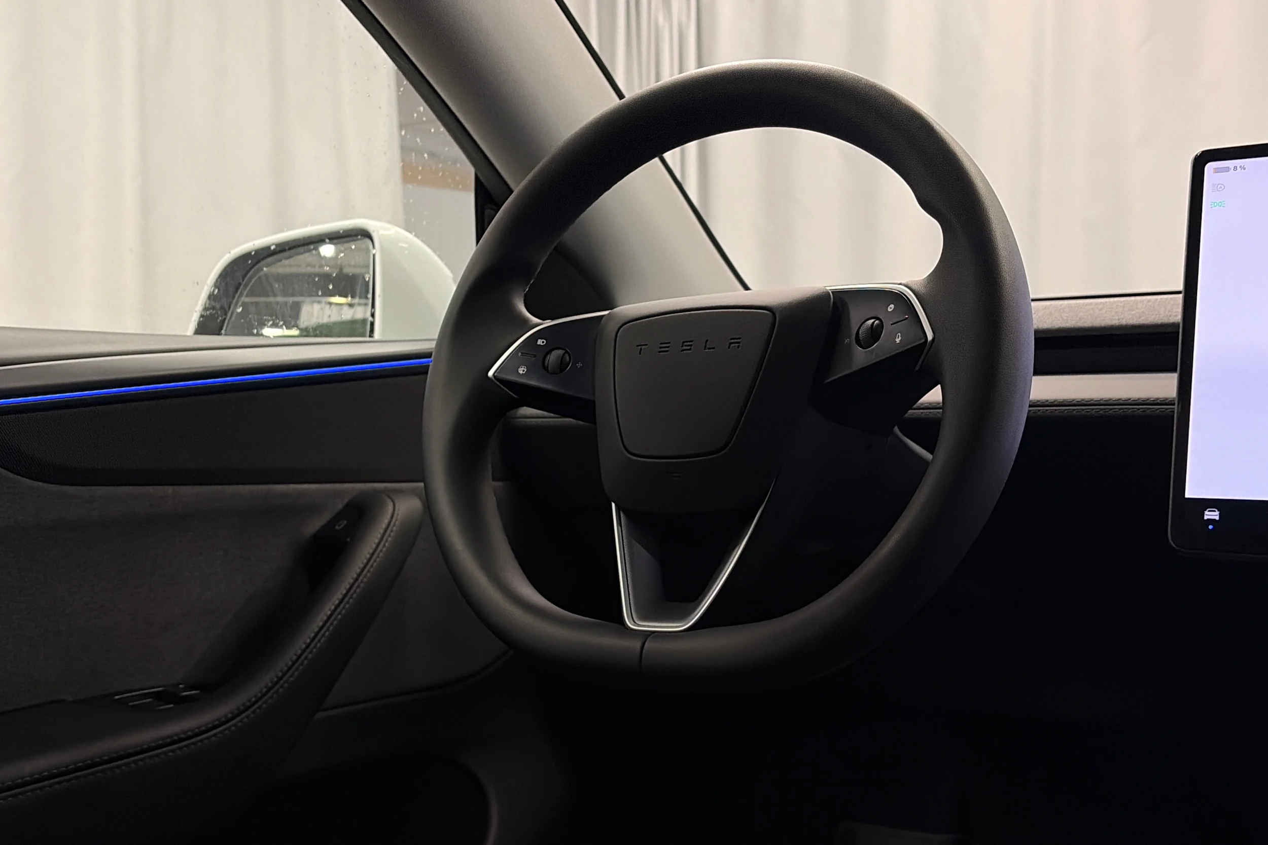 valkoinen Tesla Model Y 2025 kuva 15.