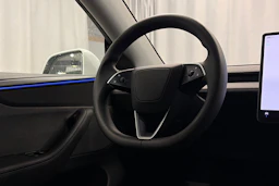 valkoinen Tesla Model Y 2025 kuva 15.