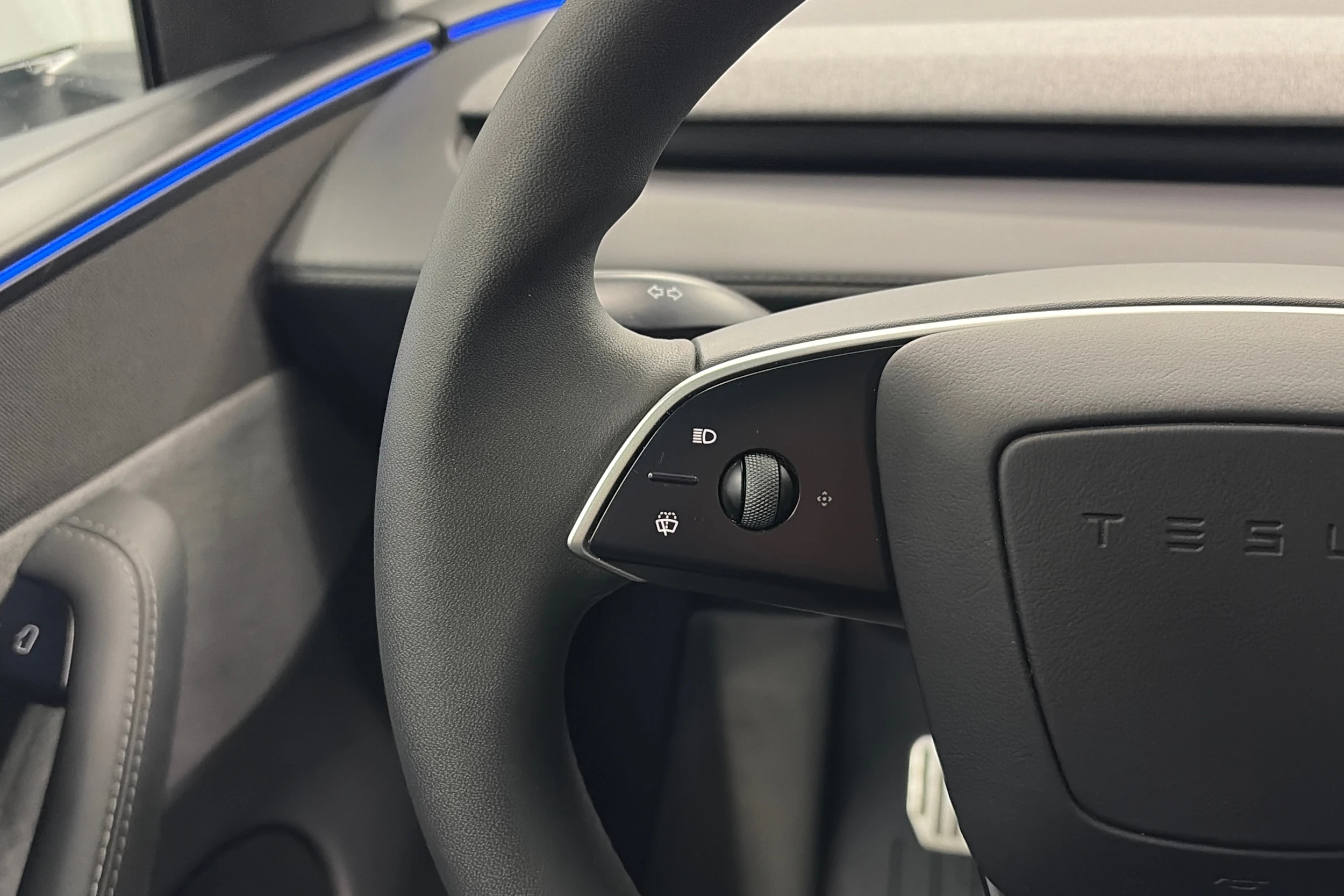 valkoinen Tesla Model Y 2025 kuva 16.