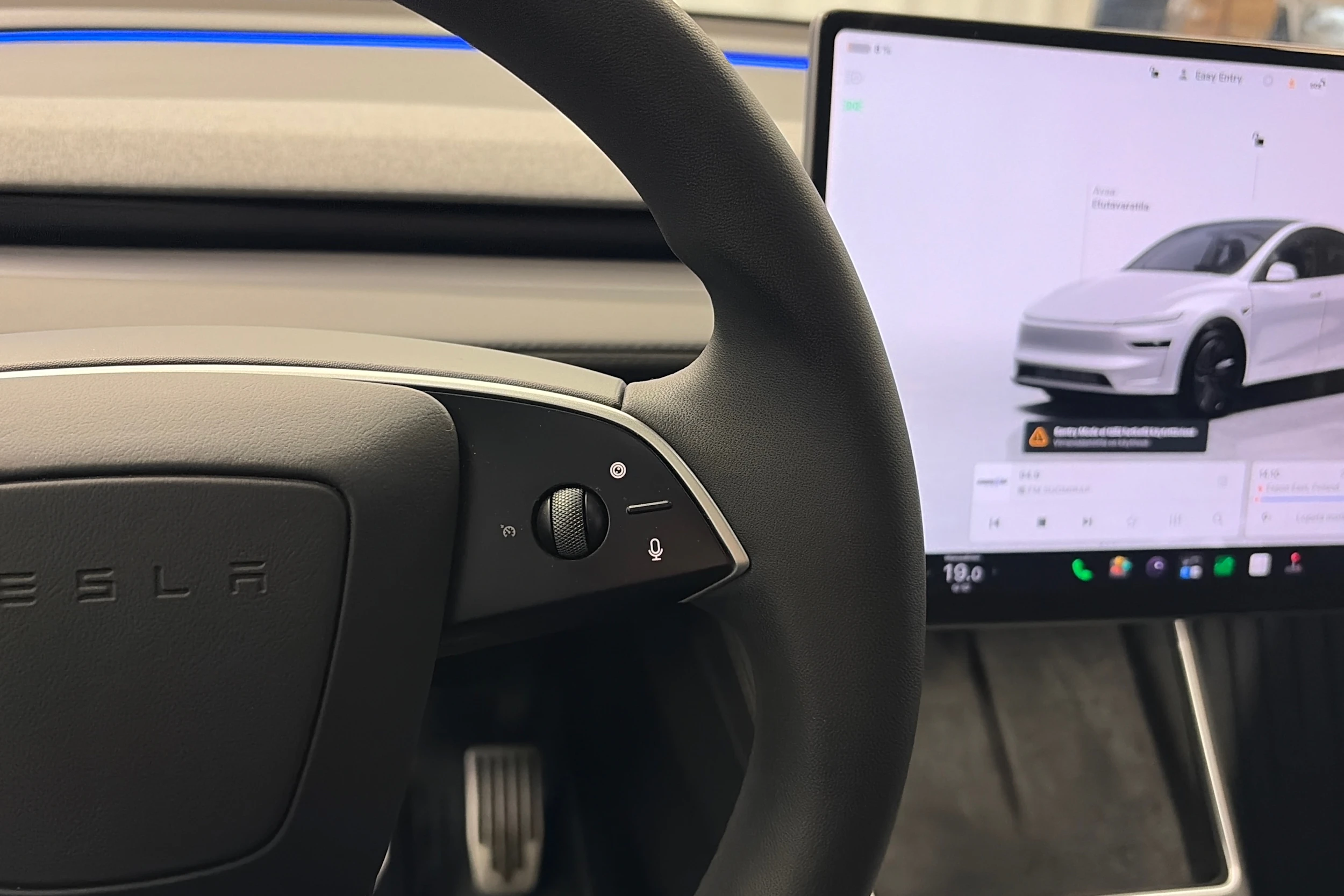 valkoinen Tesla Model Y 2025 kuva 17.
