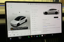 valkoinen Tesla Model Y 2025 kuva 18.