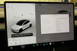 valkoinen Tesla Model Y 2025 kuva 19.
