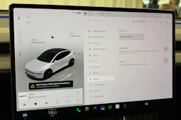valkoinen Tesla Model Y 2025 kuva 20.